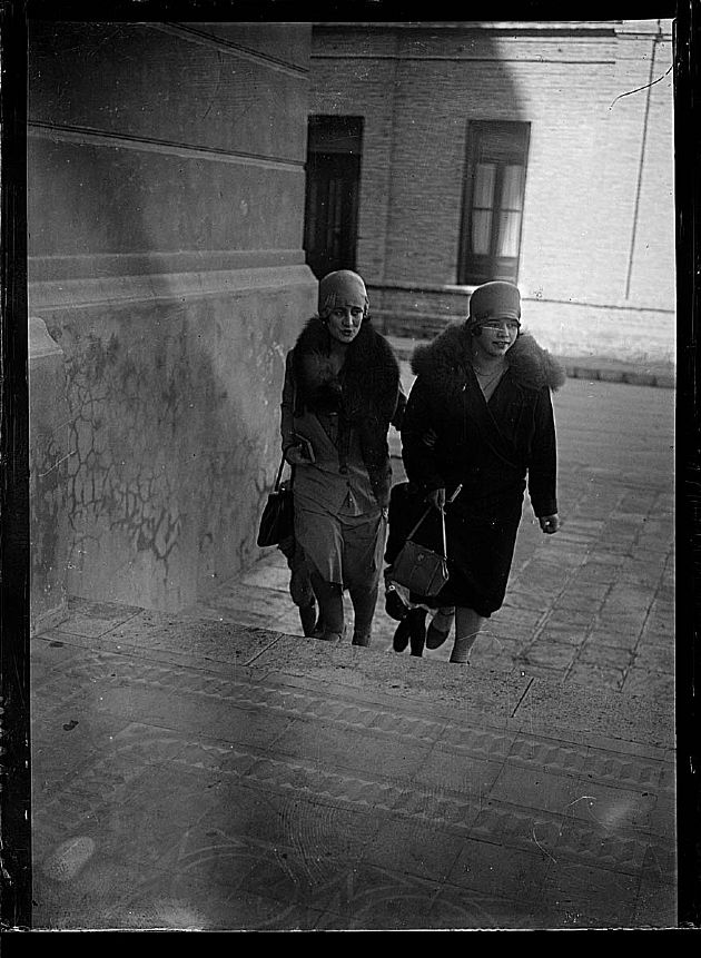 Damas ingresando a Iglesia Catedral