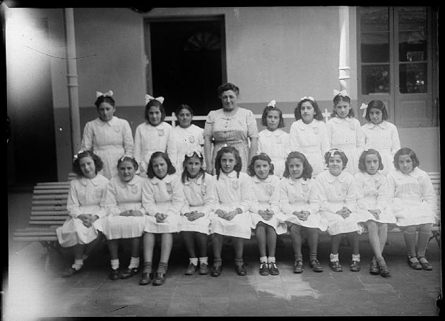 Alumnas de la Escuela Paula Domínguez de Bazán