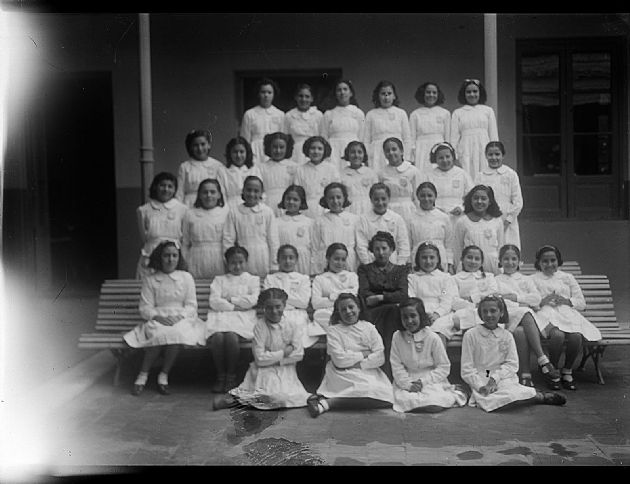 Alumnas de la Escuela Paula Domínguez de Bazán