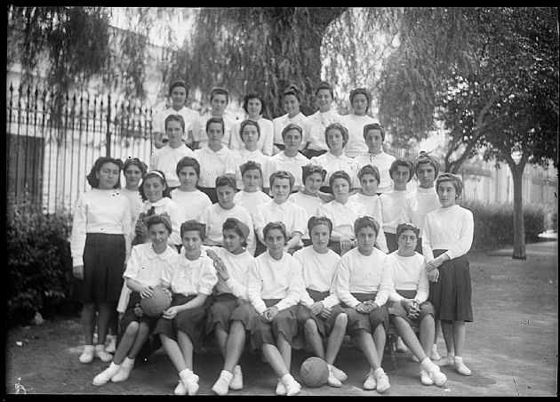 Alumnas de la Escuela Paula Domínguez de Bazán
