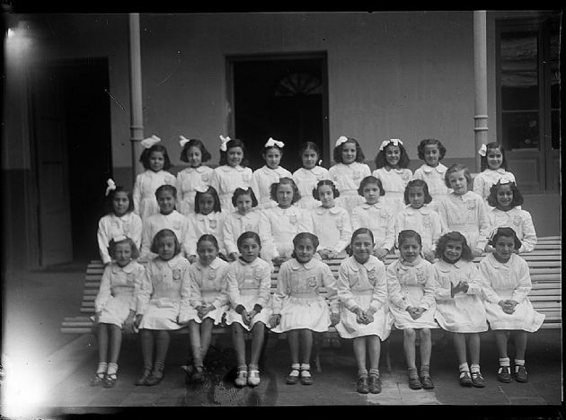 Alumnas de la Escuela Paula Domínguez de Bazán