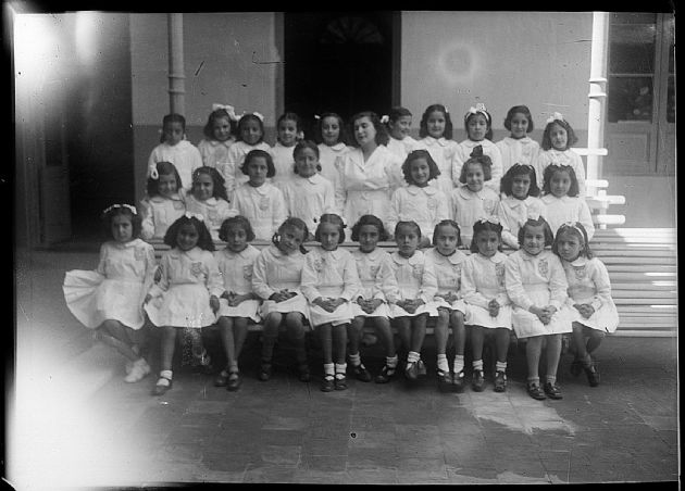 Alumnas de la Escuela Paula Domínguez de Bazán