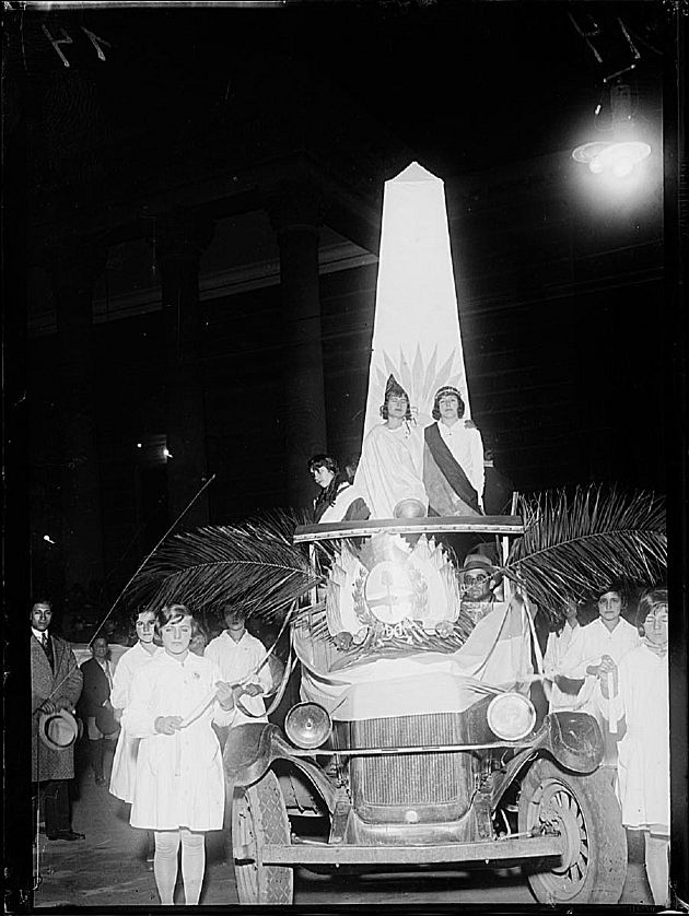 Procesión Cívica del 24 de Mayo