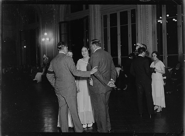 Fiesta en salón blanco