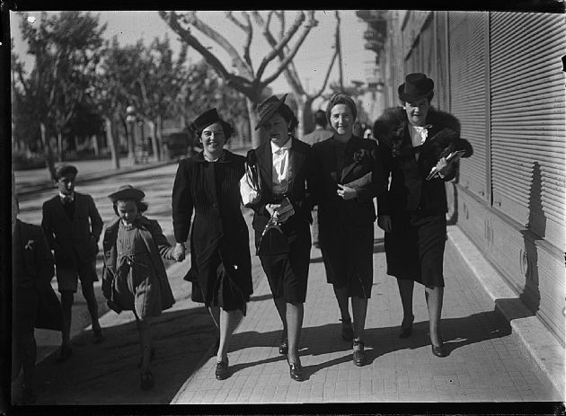 DAMAS DE PASEO XV