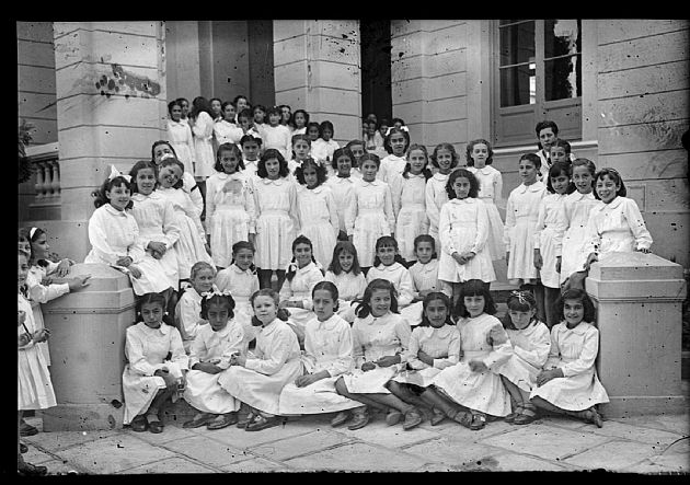 Alumnas de la Escuela Paula Domínguez de Bazán