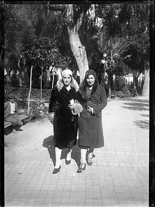 Damas Paseando por Plaza Pringles