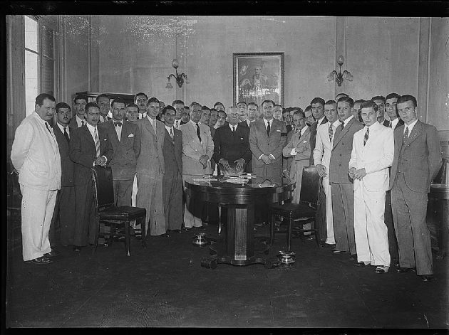 Toribio Mendoza y jóvenes