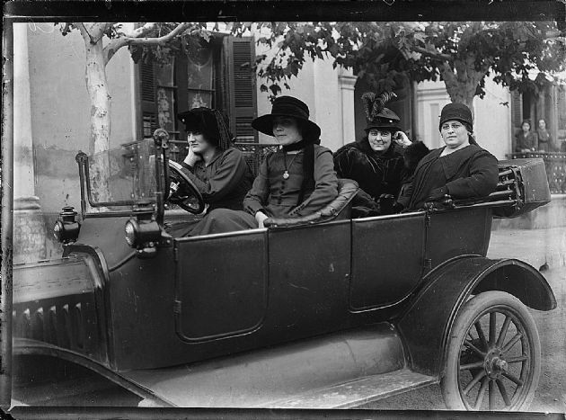 Damas en Automóvil.