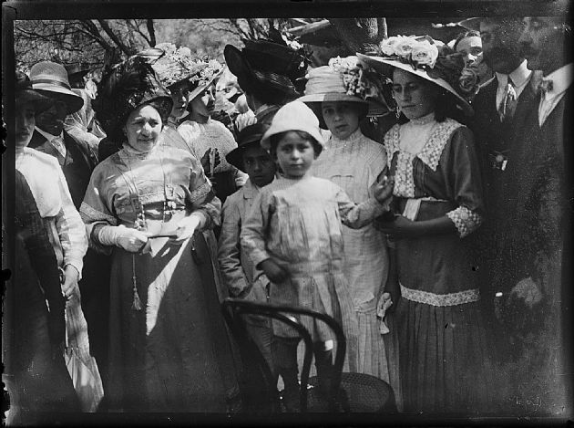 Damas en un acto