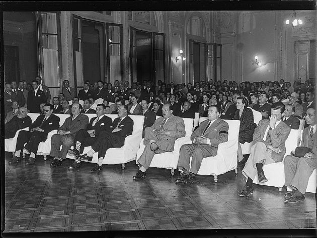 Acto en salón blanco