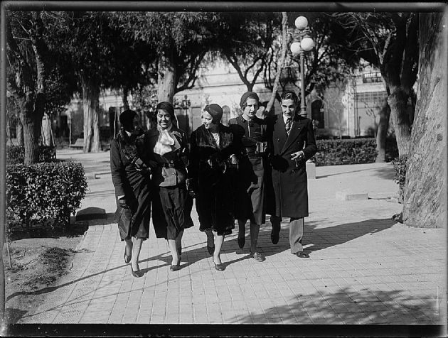 Damas en la plaza