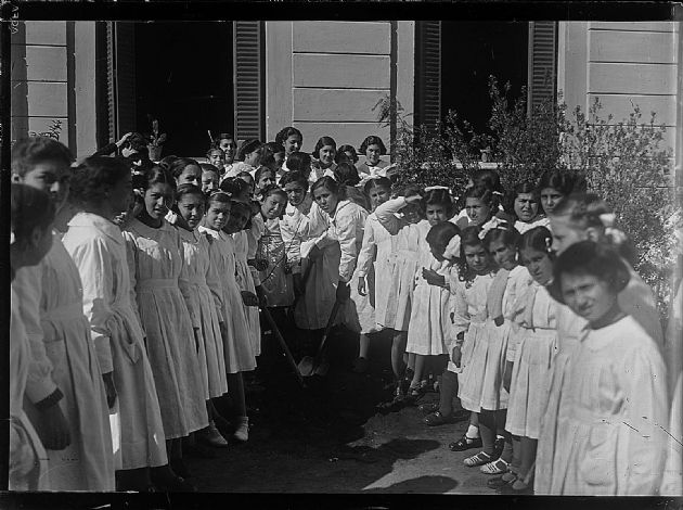 Alumnas de la Escuela Paula Domínguez de Bazán 3