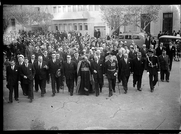Autoridades Saliendo de la Legislatura Provincial