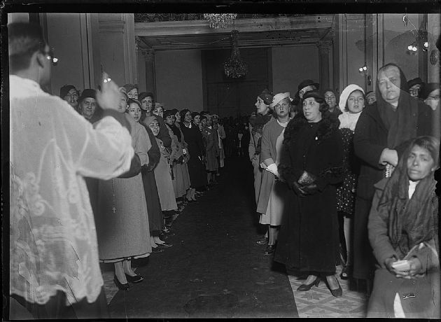 Damas en la iglesia