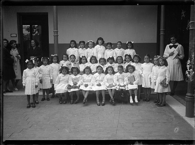 Alumnas de la Escuela Paula Domínguez de Bazán 8