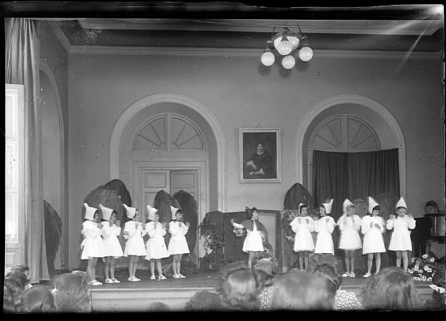 Alumnas de la Escuela Paula Domínguez de Bazán 11