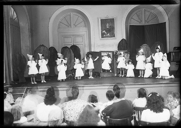 Alumnas de la Escuela Paula Domínguez de Bazán 12