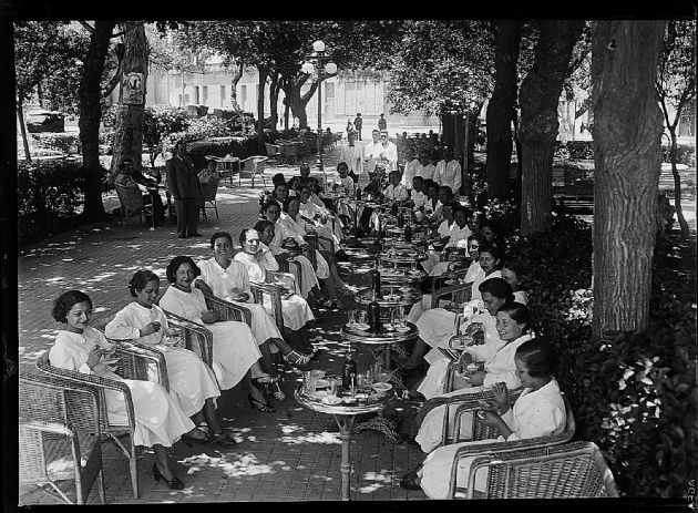 Alumnas en la plaza