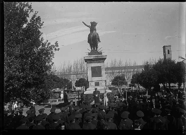 Acto frente a monumento a San Martín