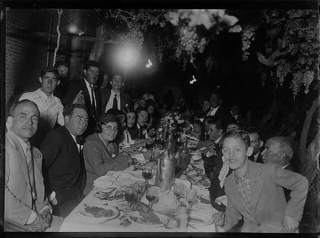 Cenando Bajo la Parra