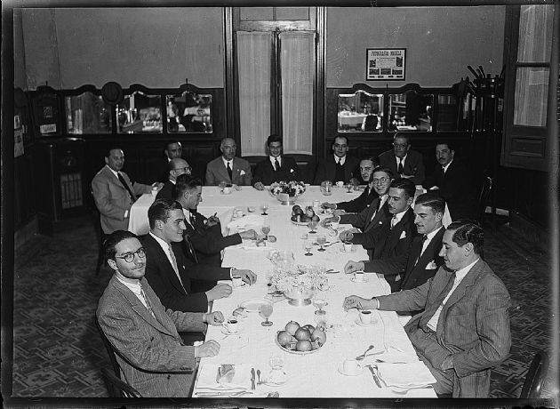 Cenando en el Club Social I