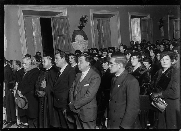 Autoridades en acto escolar