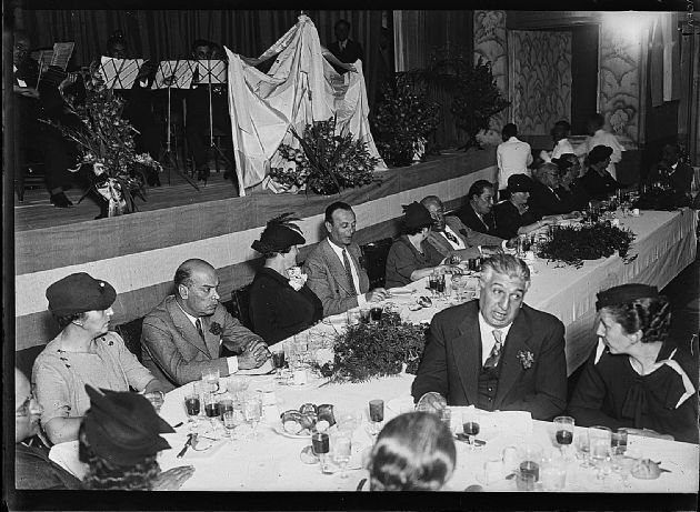 Cenando en el Club Social