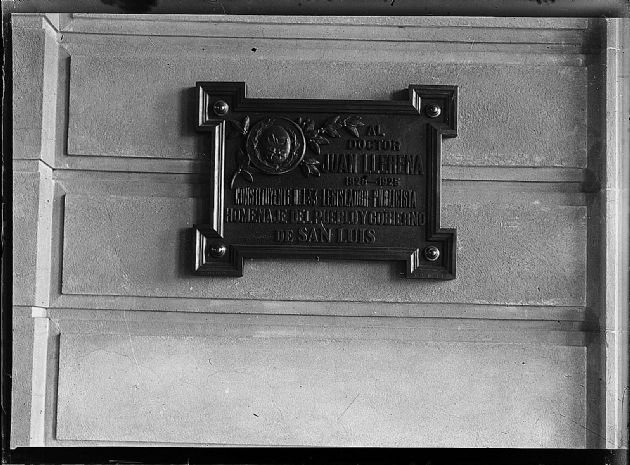 Placa en Homenaje al Dr. Llerena.