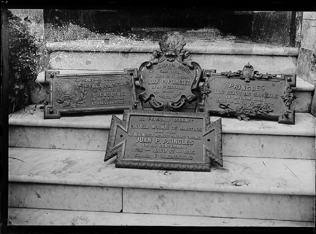 Placas en Homenaje al Coronel Pringles.