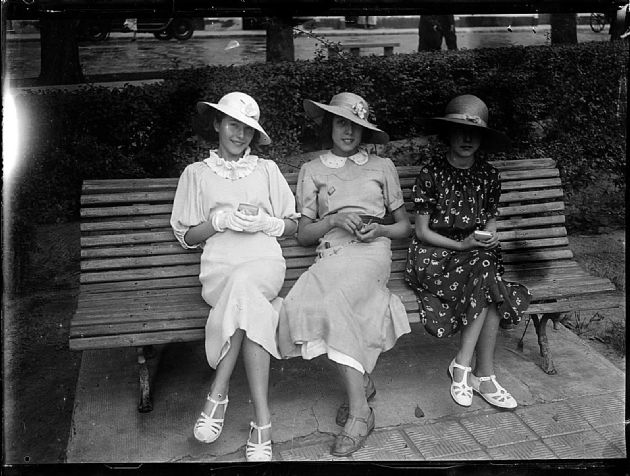 Niñas en Plaza Pringles