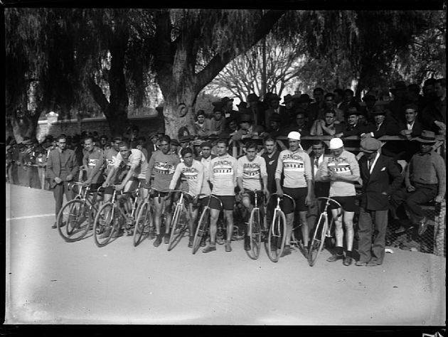 Ciclistas en Cancha Colón