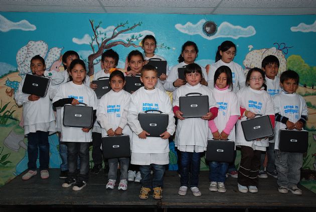 Entrega de computadoras para los alumnos de Martín de Loyola