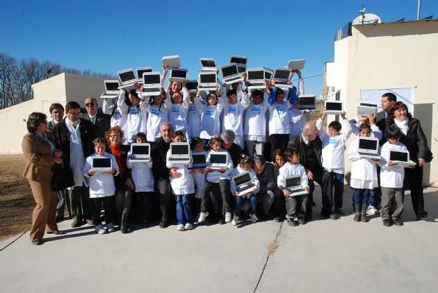 Entrega de computadoras a los alumnos de Pampa del Tamboreo