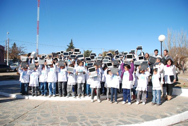 Entrega de computadoras a los alumnos de Las Aguadas