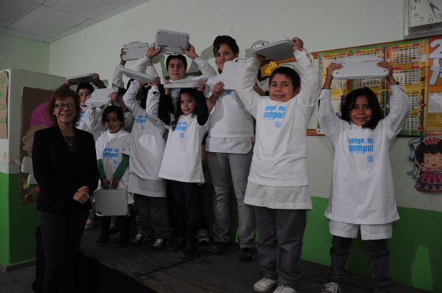 Entrega de computadoras a los alumnos de Los Overos
