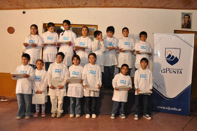 Entrega de computadoras a los alumnos de Nahuel Mapá