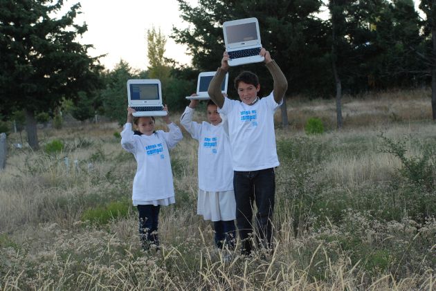 Entrega de computadoras a los alumnos de Suyuque