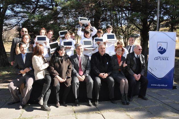Entrega de computadoras a los alumnos de Paso del Rey