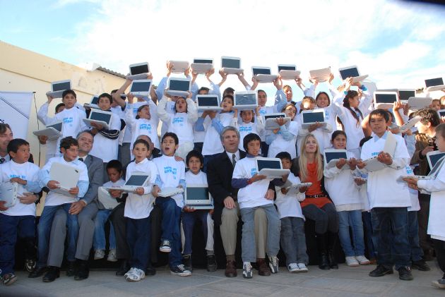 Entrega de computadoras a los alumnos de Los Molles