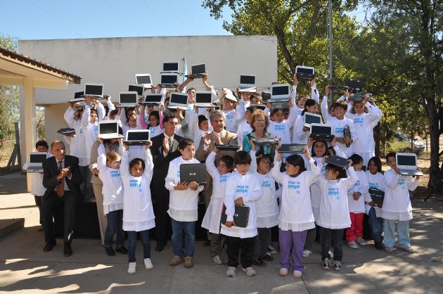 Entrega de computadoras a los alumnos de Bagual
