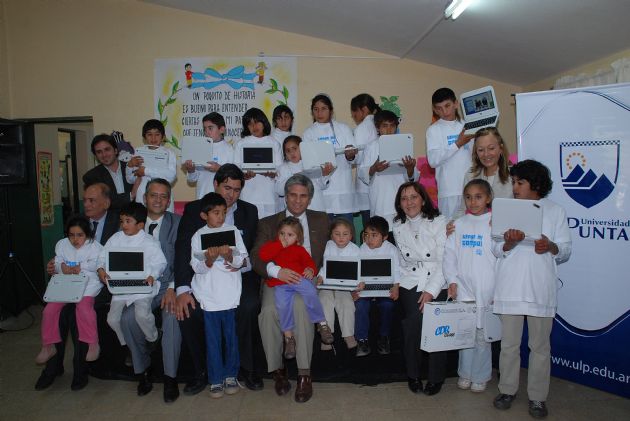 Entrega de computadoras a los alumnos de Los Chañares