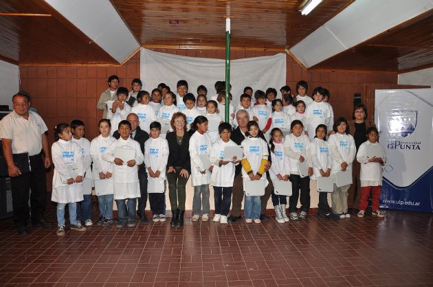 Entrega de computadoras a los alumnos de Navia
