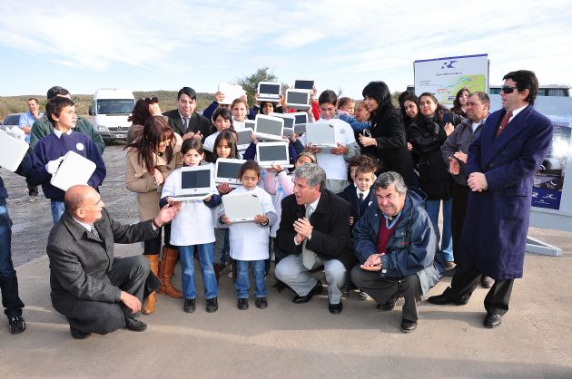 Entrega de computadoras a los alumnos del paraje La Petra