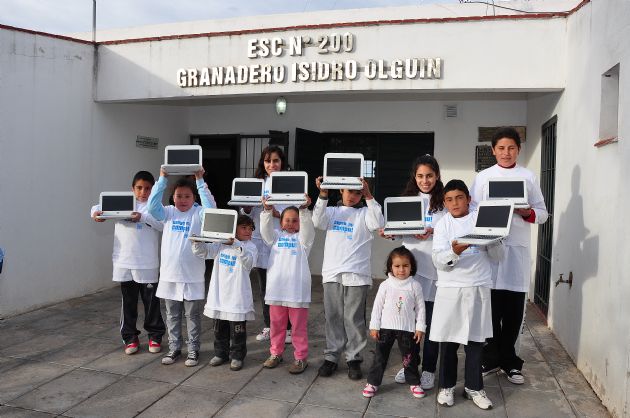 Entrega de computadoras a los alumnos de Nueva Escocia