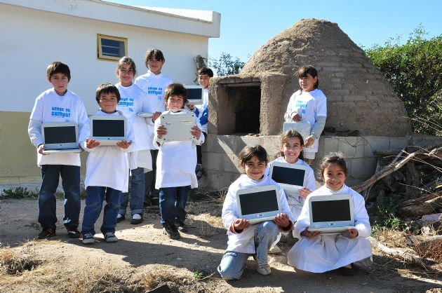 Entrega de computadoras a los alumnos de Toro Negro