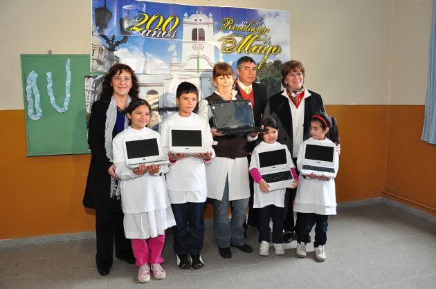 Entrega de computadoras a los alumnos de Las Isletas