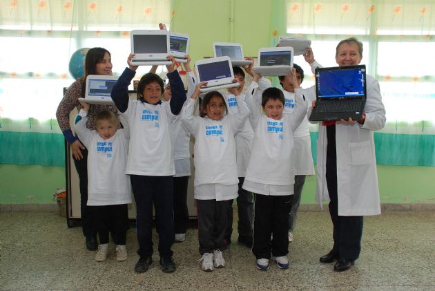 Entrega de computadoras a los alumnos de Liborio Luna