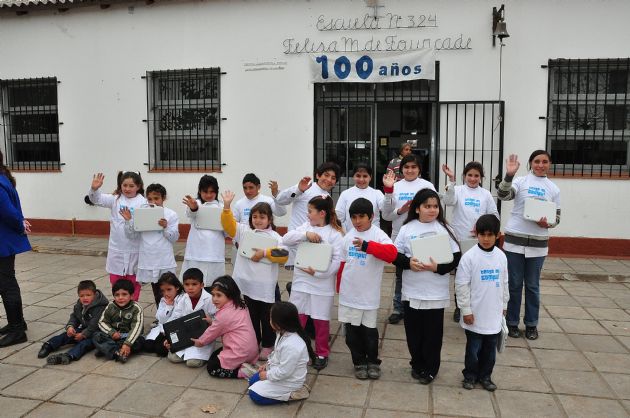 Entrega de computadoras a los alumnos de Lavaisse