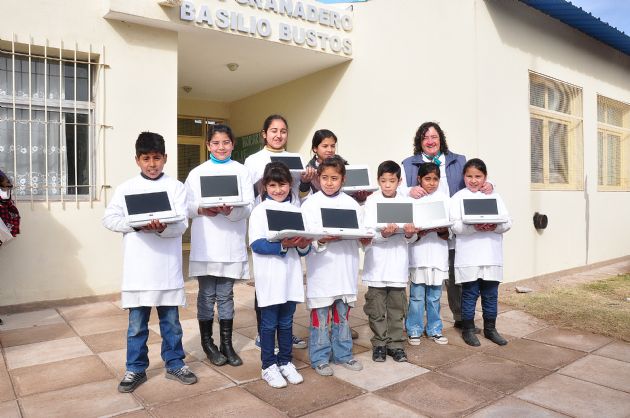 Entrega de computadoras a los alumnos de Los Cesares-Estación Río V